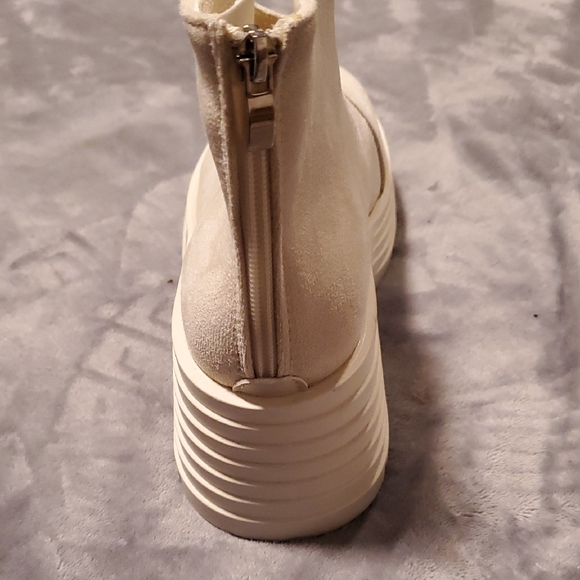 Stylish Cream Platform Ankle Boots - Picture 4 of 10